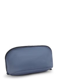 Funda de tela azul con forma redondeada, con una cremallera negra. Textura suave con un brillo sutil, diseñada para almacenamiento u organización.