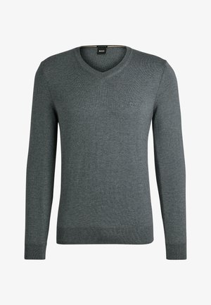 Světle šedý svetr s výstřihem do V z hladkého pleteného materiálu, s žebrovanými manžetami a lemem, zdobený malým vyšívaným logem na hrudi.