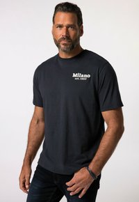 Tmavě modré tričko vyrobené z bavlny, se stříbrným potiskem "Milano est. 1880" na hrudi. Krátké rukávy a klasický kulatý výstřih.