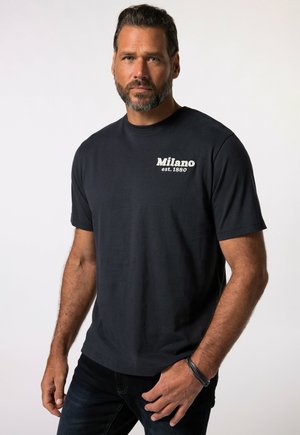 Dark navy t-shirt made of cotton, featuring "Milano est. 1880" printed in white on the chest. Short sleeves and a crew neck design.