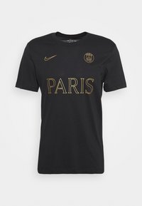 Černé tričko s krátkým rukávem Nike s zlatým nápisem "PARIS" na hrudi a logem Paris Saint-Germain v levém horním rohu.