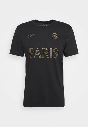 Zwarte T-shirt met korte mouwen van Nike met gouden "PARIS" tekst op de borst en het logo van Paris Saint-Germain op de bovenste linkerkant.