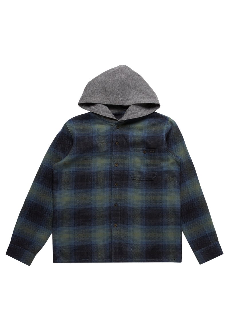 Camisa de franela con un patrón de cuadros azul oscuro y verde, acompañada de una sudadera con capucha gris. Frente abotonado, un bolsillo en el pecho y mangas largas.