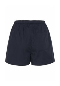 Șorturi din bumbac de culoare albastru închis, cu un brâu elastic, având un singur buzunar la spate și un design simplu, fără ornamente.