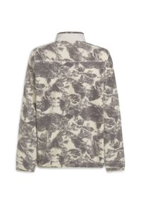 Ζακέτα fleece με μακριά μανίκια, γκρι και λευκό αφηρημένο μοτίβο και ψηλό γιακά, εμφανίζεται από πίσω σε λευκό φόντο.