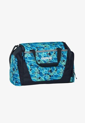 Sac de voyage avec un motif abstrait bleu, vert et noir. Fabriqué en tissu durable, il dispose de deux poignées, d'accents gris et d'une fermeture éclair.