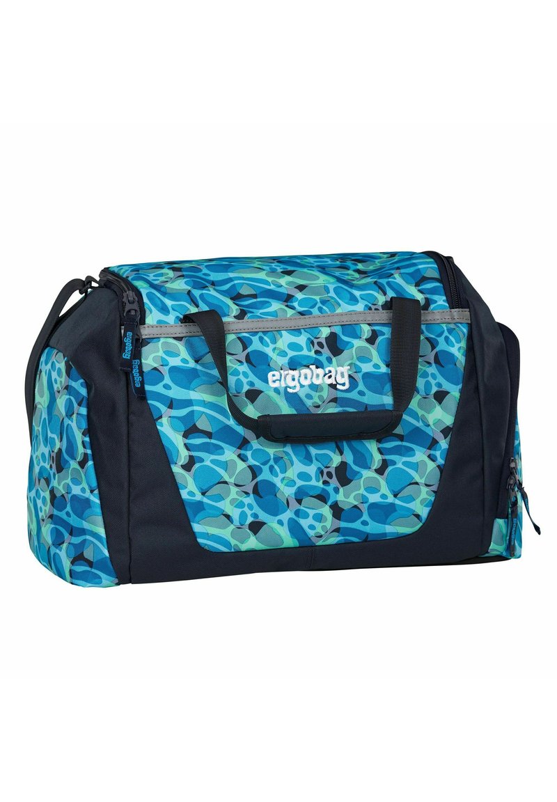 Bolsa de viaje con un patrón abstracto en azul, verde y negro. Fabricada en un tejido duradero, cuenta con dos asas, detalles en gris y un cierre de cremallera.