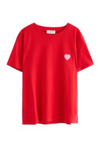 Czerwona, krótka koszulka z krótkim rękawem wykonana z bawełny, z małym różowym haftowanym sercem na lewej piersi. Okrągły dekolt, luźny krój.
