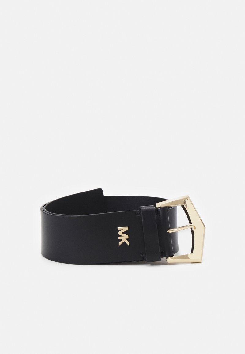 Ceinture en cuir noir avec boucle triangulaire en or et petit logo "MK" doré près de la boucle, posée à plat sur un fond blanc.