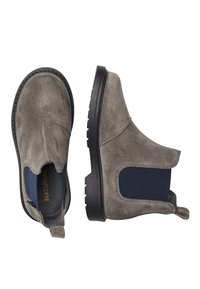 Botas de tobillo de ante gris con paneles laterales elásticos, suelas de goma negras y una lengüeta en el talón para facilitar su uso.