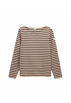Nahaufnahme einer Schulter mit beige- und braun gestreiftem Langarmshirt mit einem kleinen weißen Stofffleck am Oberarm.
