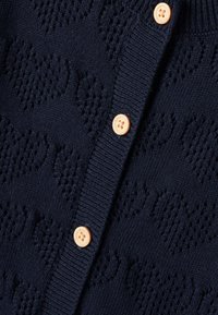 Marineblauer Strickcardigan mit strukturiertem Herzmuster, Holzknöpfen sowie einem gerippten Kragen und Bündchen.