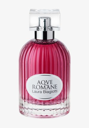 Glasparfümflasche mit geripptem Design, pinker Flüssigkeit und einem klaren quadratischen Deckel. Mit einem weißen ovalen Etikett mit schwarzem Text.