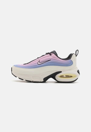 Sneaker z białą, różową i niebieską gradientową cholewką, czarnymi akcentami, widoczną żółtą poduszką powietrzną w podeszwie i czarną pętelką z tyłu.