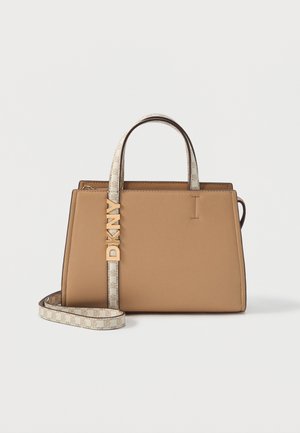 Sac à main structuré couleur beige avec anses et bandoulière beiges à motifs, orné d'un logo DKNY doré sur la poignée avant.