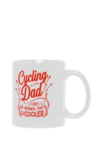 Taza de cerámica blanca con texto en rojo. El texto dice "Papá ciclista, como un papá normal pero mucho más genial", con elementos decorativos alrededor.