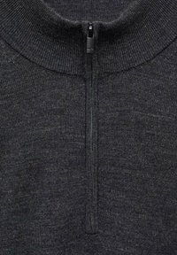 Schwarzer Strickpullover mit einem Halb-Reißverschluss-Kragen, gerippter Textur und glattem Reißverschluss. Der Stoff scheint warm und körpernah zu sein.