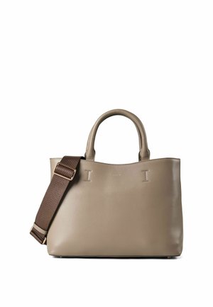 Bolso de mano de cuero beige con asas redondeadas y una amplia correa de hombro ajustable marrón sobre un fondo blanco.