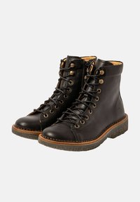 Botas de cuero negro hasta el tobillo con cierre lateral, punta redonda, cordones con ojales de metal y suelas de goma texturizadas.