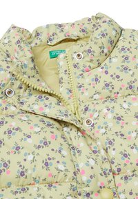 Kwiatowa kurtka puchowa w jasnym zielonym kolorze, z purpurowymi, różowymi i niebieskimi kwiatami. Wyposażona w przedni zamek błyskawiczny i zatrzaski. Teksturowany materiał.