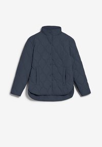 Veste matelassée bleu foncé avec col montant, boutons-pression, deux poches latérales et ourlet courbé. Texture lisse avec un motif en losanges.