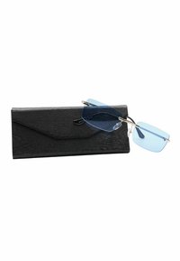 Custodia nera rettangolare con finitura testurizzata; occhiali da sole rettangolari di colore blu chiaro con accenti in metallo argentato e cuscinetti nasali trasparenti appoggiati sopra.