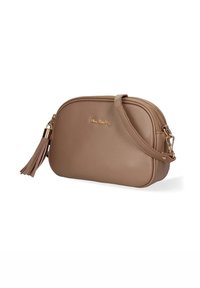 Borsa a tracolla compatta in finto cuoio beige con una zip dorata, accentata da una frangia e un logo in rilievo. Dotata di una tracolla regolabile e di una forma arrotondata.