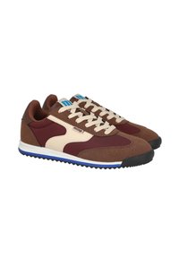 Zapatillas marrones y burdeos con detalles en crema, cordones blancos, logotipo azul en la lengüeta y suelas texturizadas negras.