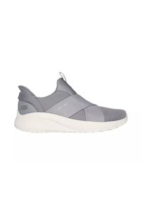 Scarpa sportiva grigia slip-on con fasce incrociate elastiche, parte superiore in rete, linguetta di estrazione e suola bianca testurizzata.