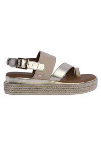 Sandalias de plataforma en tono bronceado y plateado metálico que presentan dos correas anchas, una hebilla y una suela envuelta en yute con un acabado suave.