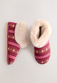 Chaussons doublés en polaire avec un extérieur à motifs roses et marron, dotés d'un col en fausse fourrure douce et d'une semelle robuste.