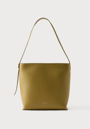 Olíva zöld színű, texturált bőr válltáska egyetlen pánttal és egy kis arany logóval a táska alján, középen.