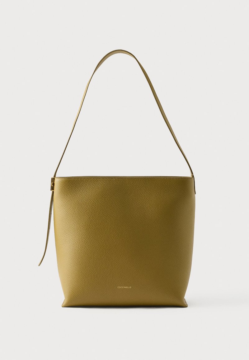 Τσάντα ώμου από δέρμα με υφή σε ελαιώδες πράσινο χρώμα, με έναν μοναδικό ιμάντα και μικρό χρυσό λογότυπο κοντά στο κέντρο του κάτω μέρους.