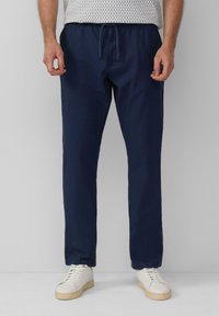 Marineblaue Hosen aus leichtem Stoff, mit einem elastischen Bund und Kordelzug sowie geradem Bein.