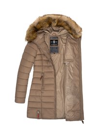 Manteau matelassé beige avec une capuche amovible doublée de fourrure, poches latérales zippées, texture matelassée et étiquette logo intérieure.
