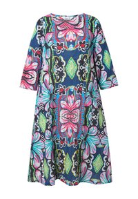 Vestido de estampado floral con mangas cortas, escote redondo y una silueta holgada. Los colores predominantes incluyen azul marino, rosa, verde y negro.