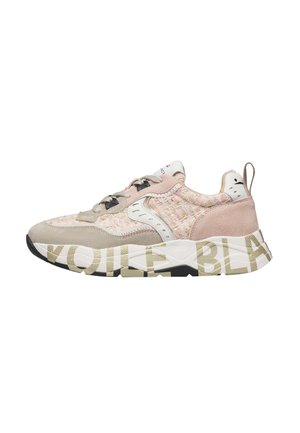 Sneaker basse con tessuto beige, rosa e bianco teksturizzato, dettagli in suede e suola chunky con scritta "VOILE BLANCHE".