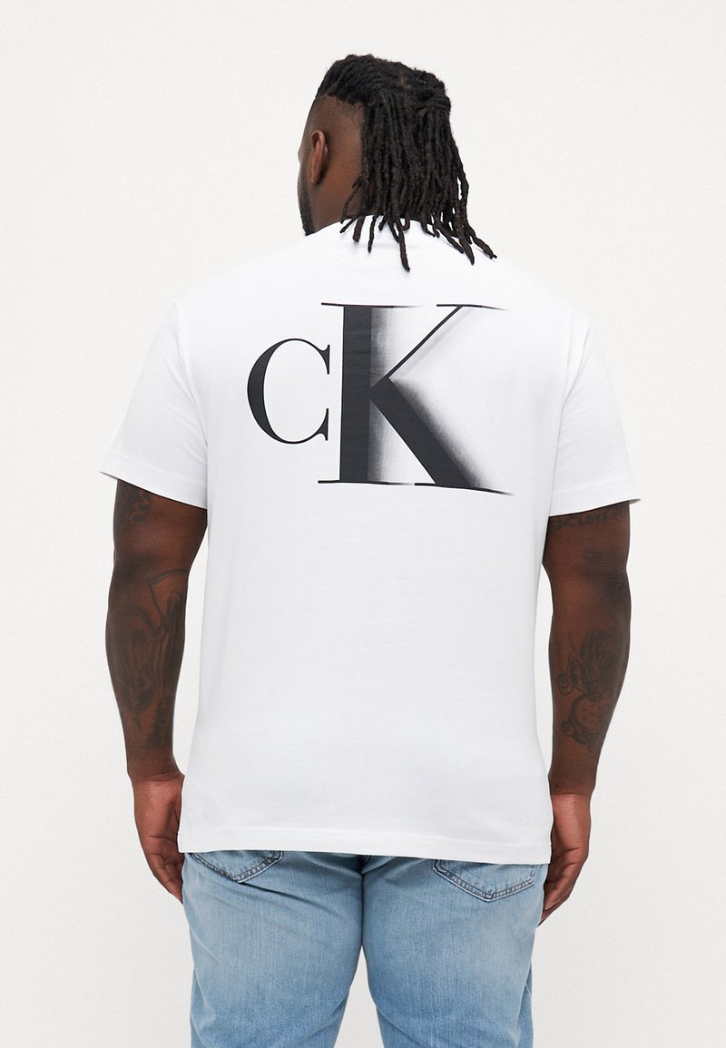 Calvin Klein Jeans - PLUS BOLD TEE - Print T-shirt - bright white, Enlarge