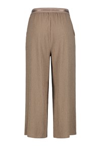 Beige weite Hosen mit strukturiertem Finish, ausgestattet mit einem glatten Satinbund und seitlichen Taschen für zusätzlichen Komfort.