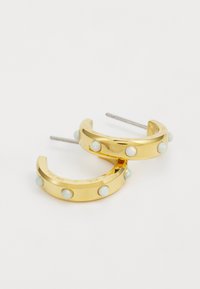 Orecchini a cerchio dorati con sei pietre opalescenti incassate, caratterizzati da una finitura liscia e lucida e un design aperto. Chiusura con perni in argento.