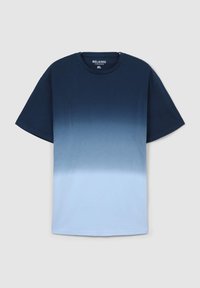 T-shirt con sfumatura dal blu navy al blu chiaro, vestibilità comoda, maniche corte, materiale in cotone, collo a giro, texture liscia, senza fantasie né dettagli.