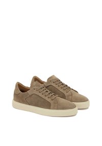 Wildleder-Sneaker in hellbeige mit glatter Oberfläche, im Low-Top-Design, runder Zehenform und einer kontrastierenden weißen Gummisohle.