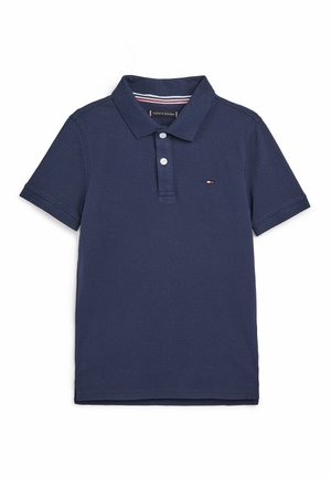 Dunkelblaues T-Shirt mit kurzen Ärmeln, zwei weißen Knöpfen, kleinem Tommy Hilfiger-Logo auf der Brust und gestreiftem Kragen.