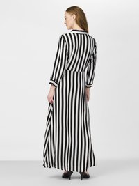 Maksi obleka z vertikalnimi črno-belimi črtami, dolgimi rokavi in prilegajočim bodijem, ki preide v lahkotno krilo. Gladka tekstura blaga.