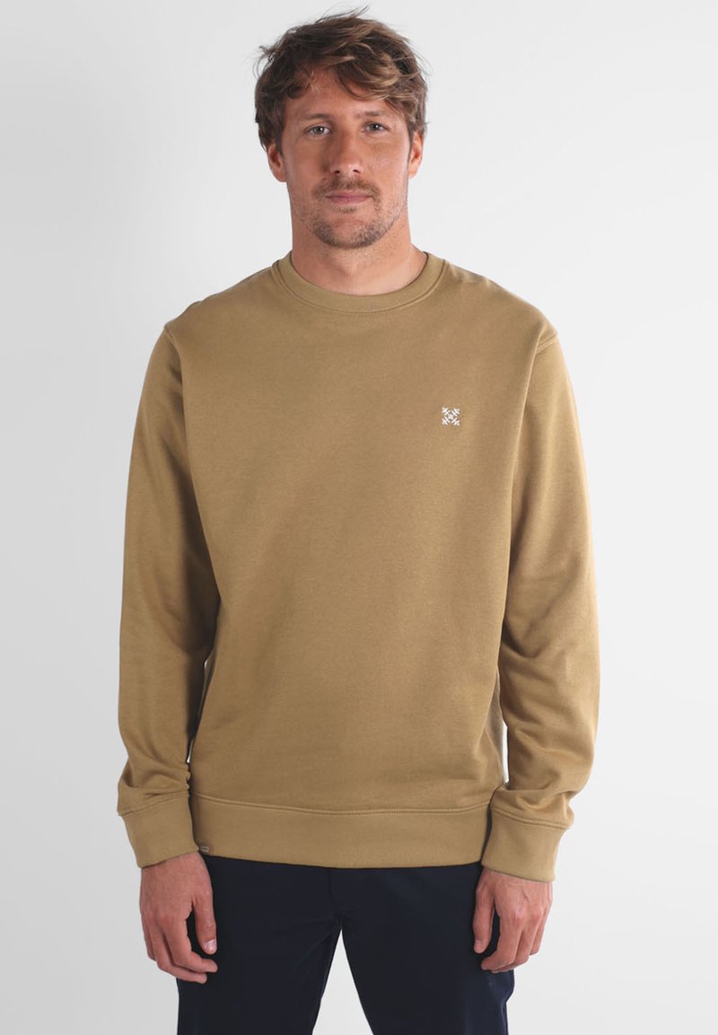 Sweatshirt kaki avec un col rond, des manches longues et des poignets côtelés. Il présente un petit logo brodé sur la poitrine. Texture lisse.