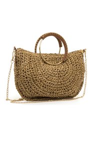 Bolso de paja tejido en forma circular, con un asa de cuero sintético marrón, cadena dorada como correa y una textura detallada.