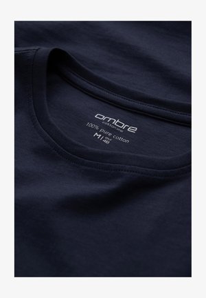 Marineblaues T-Shirt aus 100 % reinem Baumwolle, mit Rundhalsausschnitt und Etikett mit Marken- und Größeninformationen. Angenehme Textur.