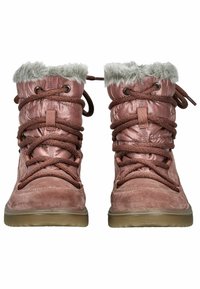 Botas de invierno rosas con una parte superior acolchada y brillante, ribete de piel sintética en la parte superior y cordones gruesos. La suela es beige y texturizada para mayor agarre.