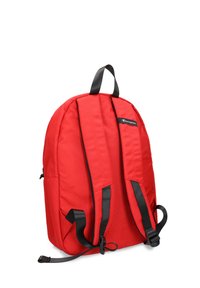Czerony plecak z tkaniny z czarnymi, regulowanymi ramiączkami, podwójnie szytym szwem i górnym uchwytem do noszenia. Posiada boczne kieszenie i etykietę z logo.