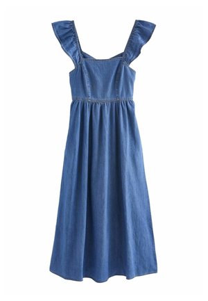 Gros plan sur une personne portant une robe en jean bleue sans manches avec des bretelles volantées aux épaules et un décolleté carré.
